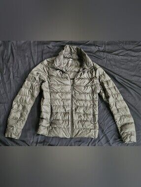 Uniqlo Women's Olive Quilted Ultraight Puffer Jacket Size Medium